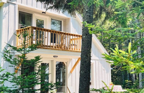 Spruce Head Maison | Coastal Spruce Head Retreat dog friendly & near restaurants, stores, activities.