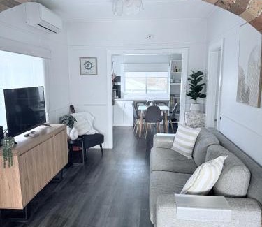 Shellharbour Maison | Coastal Vibes - Walk to beach, Marina, Cafes and Pubs