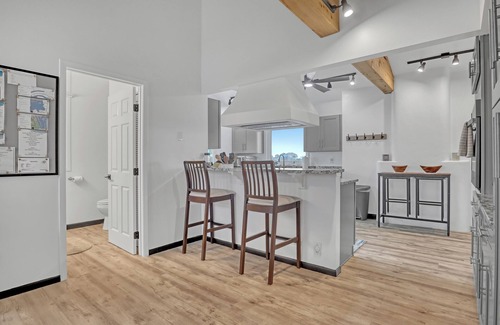 Cocoa Isles Maison | Coco Sands Riverfront Pool Home w/5 Bedrms - 3 min to the beach