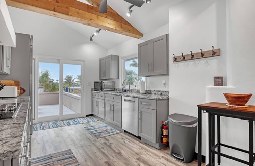 Cocoa Isles Maison | Coco Sands Riverfront Pool Home w/5 Bedrms - 3 min to the beach