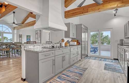 Cocoa Isles Maison | Coco Sands Riverfront Pool Home w/5 Bedrms - 3 min to the beach