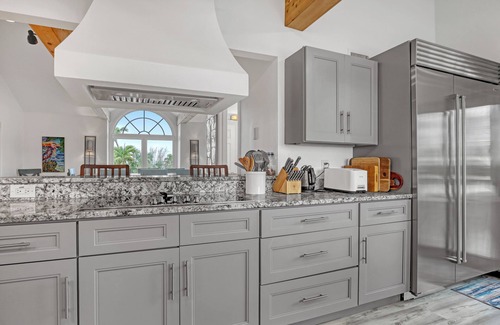 Cocoa Isles Maison | Coco Sands Riverfront Pool Home w/5 Bedrms - 3 min to the beach