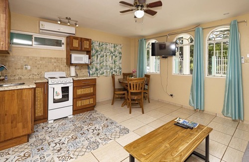 Coco Appartement | Cococabana7 newly renovated 1BR/1BA apar in downtown Coco, 5 min walk to beach.