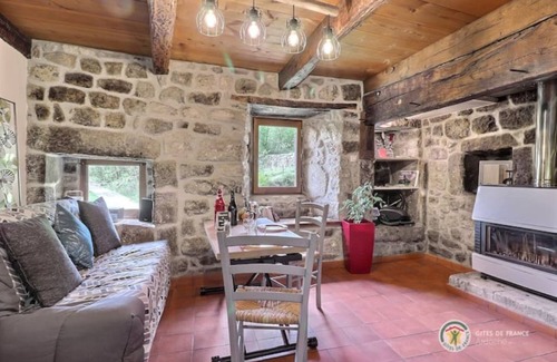 Labastide-sur-Besorgues Maison | Cocon pour 2 avec ou sans jacuzzi, sauna, billard, soins bien-être en Ardèche.