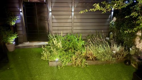 Saint-Genest-Lerpt Appartement | Cocon urbain avec le jardin secret