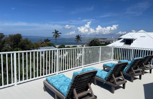 Jose's Hideaway Maison | Coconut Castaway - Ocean Views, Walk to Beach, Golf Cart, Club Pool