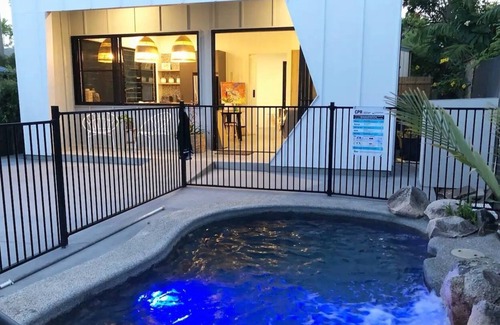 Moffat Beach Cabine | Coconut Cottages, 2 x Cottages + Pool