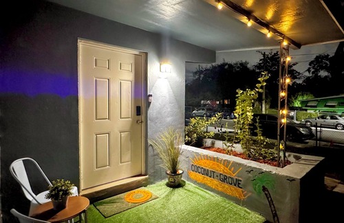 Southwest Coconut Grove Maison | Coconut Grove, 1 block to CocoWalk, 10min to Brickell