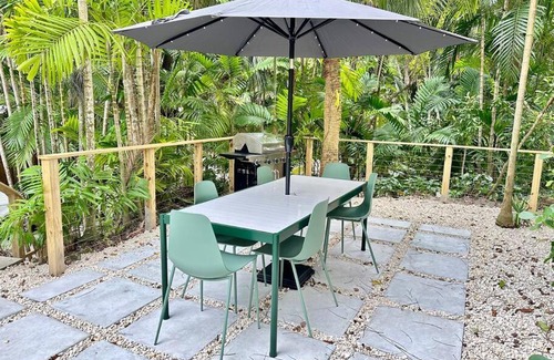Southwest Coconut Grove Maison | Coconut Grove Mid-Century Jungle Oasis