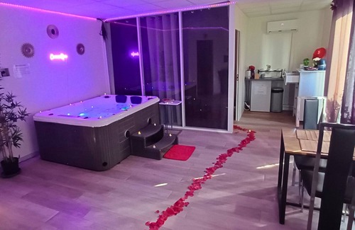 Fontaine-Bayonne-Cartoucherie Appartement | CocoonSpa Love Room Jacuzzi Privatif