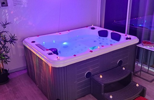 Fontaine-Bayonne-Cartoucherie Appartement | CocoonSpa Love Room Jacuzzi Privatif