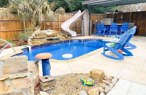 South Arlington Maison | "Cocos" Pool Water Slide Game Room Piano