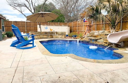 South Arlington Maison | "Cocos" Pool Water Slide Game Room Piano