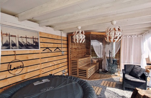 Les Ternes Maison | Coeur Nature Domaine privatif avec vue, sauna au feux de bois et jacuzzi.