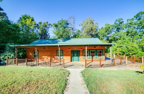 Coffeeville Maison | Coffeeville Cabin with Deck about 7 Mi to Grenada Lk