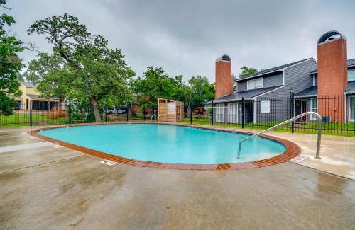 College Station Maison | College Station Gem with Pool Access Near University
