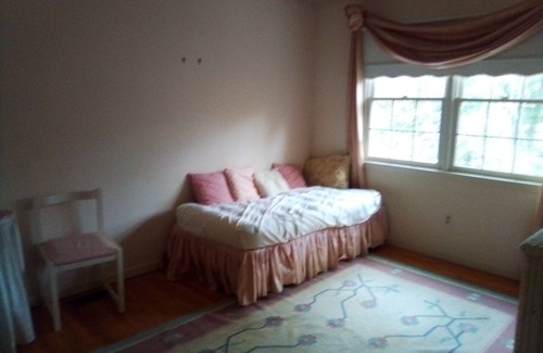 Brookfield Maison | Colonial in the historical center of town