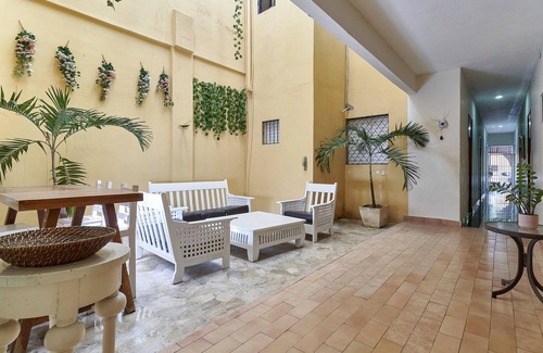 Zona Colonial Hôtel | Colonial Oasis: Stylish Retreat with Free WiFi and Invigorating Hot Water