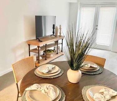 Roswell Maison | Colonial Stay- 7 BR-up to 14 Guests