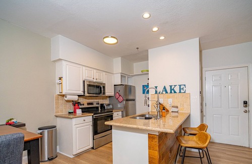 Highland Lake Estates Copropriété | Color Pop by the Pool