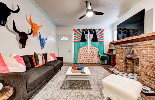 Central Oklahoma City Maison | Color Pop Cottage - Half mile from Plaza district