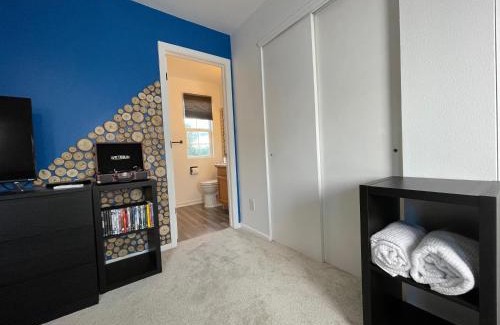 Colorado Springs Maison | Colorado Room w Private Entrance Deck and Hot Tub