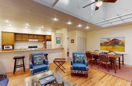 Maunaloa Copropriété | Colorful condo by the beach with a washer/dryer, lanai, & on-site pool