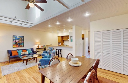 Maunaloa Copropriété | Colorful condo by the beach with a washer/dryer, lanai, & on-site pool