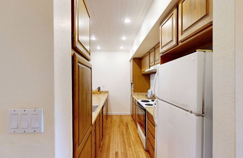 Maunaloa Copropriété | Colorful condo by the beach with a washer/dryer, lanai, & on-site pool