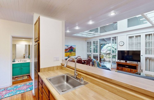 Maunaloa Copropriété | Colorful condo by the beach with a washer/dryer, lanai, & on-site pool