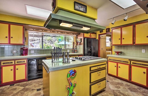 Mount Helix Maison | Colorful El Cajon Gem: Deck, Garden & Valley Views