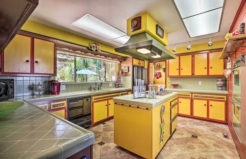Mount Helix Maison | Colorful El Cajon Gem: Deck, Garden & Valley Views