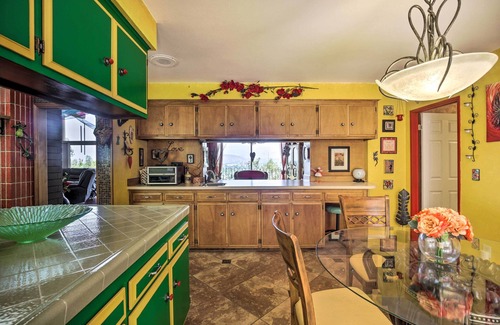 Mount Helix Maison | Colorful El Cajon Gem: Deck, Garden & Valley Views