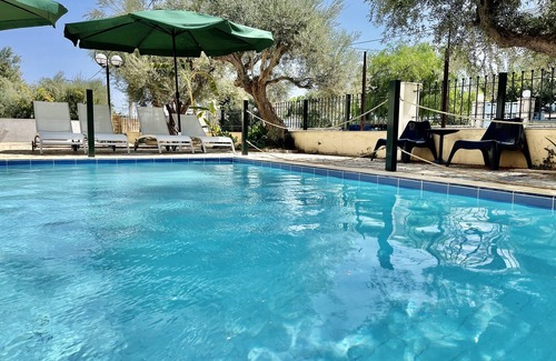 Aigialeia Appartement | Maisonnette A2 colorée avec terrasse privée et piscine près de la plage