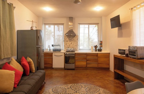 Hidalgo Maison | Nouvelle maison colorée située au centre avec une vue imprenable sur l'océan et la montagne.