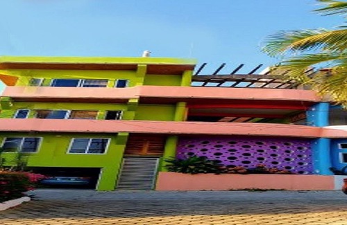 Hidalgo Maison | Nouvelle maison colorée située au centre avec une vue imprenable sur l'océan et la montagne.