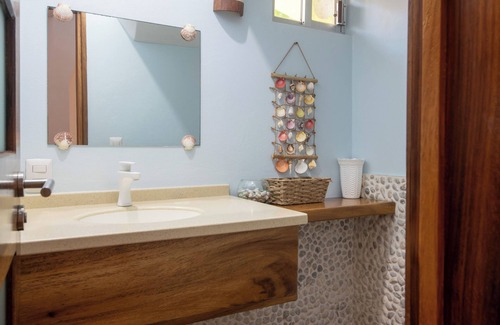 Hidalgo Maison | Nouvelle maison colorée située au centre avec une vue imprenable sur l'océan et la montagne.