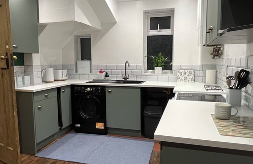 Frome Maison | Colourful and fun 1930s house with 2025 comfort. Lots of space for families!