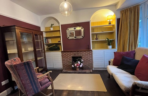 Frome Maison | Colourful and fun 1930s house with 2025 comfort. Lots of space for families!