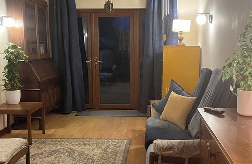 Frome Maison | Colourful and fun 1930s house with 2025 comfort. Lots of space for families!