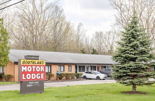 Riverview Appartement | Comfortable Brownstown Stay – Queen Bed and Private Bath