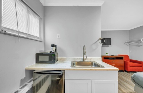 Riverview Appartement | Private Room w/ Bath and Kitchen Access in Brownstown
