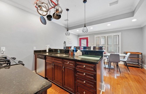 Victorian Village Maison | Combined 2 homes-9BR/8 BTH, 25 beds Best Location. Perfect for Large Groups