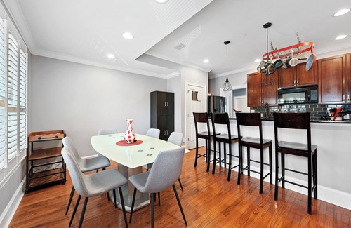 Victorian Village Maison | Combined 2 homes-9BR/8 BTH, 25 beds Best Location. Perfect for Large Groups