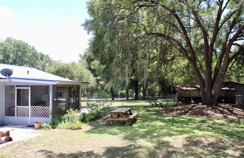 Ocklawaha Maison | Come experience “real Florida” at this pet friendly Silver Springs Hideaway!