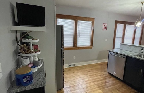 Syracuse Maison | Come home to Kenwood 2 bed pet friendly park off street 2miles I-81 NYS thruway