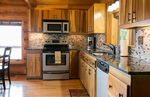 Magnet Cabine | Come relax & enjoy our luxury log cabin, watch barges on banks of the Ohio River