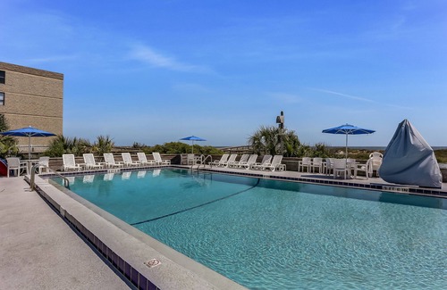 Fernandina Beach Hôtel | Come relax in the gentle ocean breeze at the only oceanfront motel on Amelia Island, FL. Our rooms provide a clear view of the ocean, as well as, direct access to the Atlantic Ocean. No streets to cross or cars to dodge, just you, your family, and th