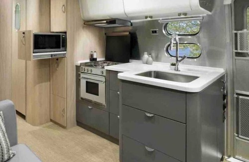 Union Maison | Come Spring Farm Airstream , Lake & farm animals
