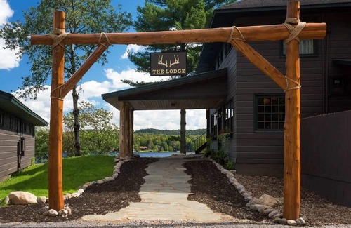 Eagle Bay Copropriété | Come stay at Great Pines for amazing views!